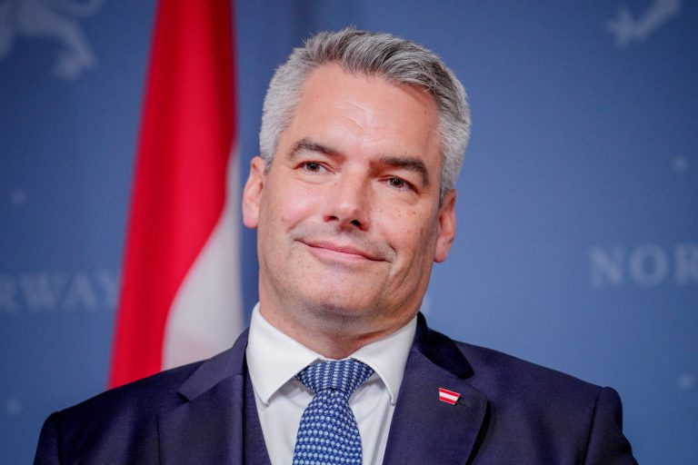 Αυστριακός Καγκελάριος: Οι φτωχοί ας ταΐζουν τα παιδιά τους fast food γιατί είναι φθηνό