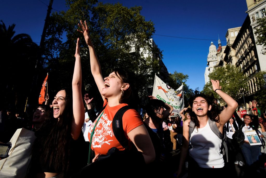 Οργή λαού στην Αργεντινή – Χιλιάδες γυναίκες υπερασπίστηκαν το δικαίωμα στην άμβλωση