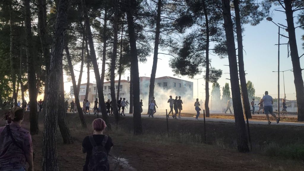 Ένταση και χημικά έξω από την Περιφέρεια Θεσσαλίας κατά την άφιξη Μητσοτάκη