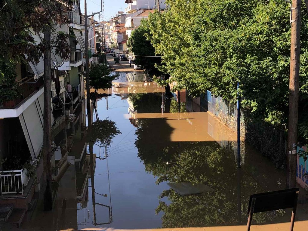 Κακοκαιρία Daniel: Νέα κοίτη του Πηνειού δημιούργησαν οι πλημμύρες στη Λάρισα – «Πνιγόμαστε στον βούρκο»