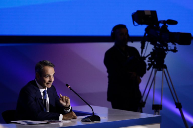 Το SMS του Μαξίμου, οι γαλάζιες «απουσίες», ο «πρωινός καφές» στη Λάρισα