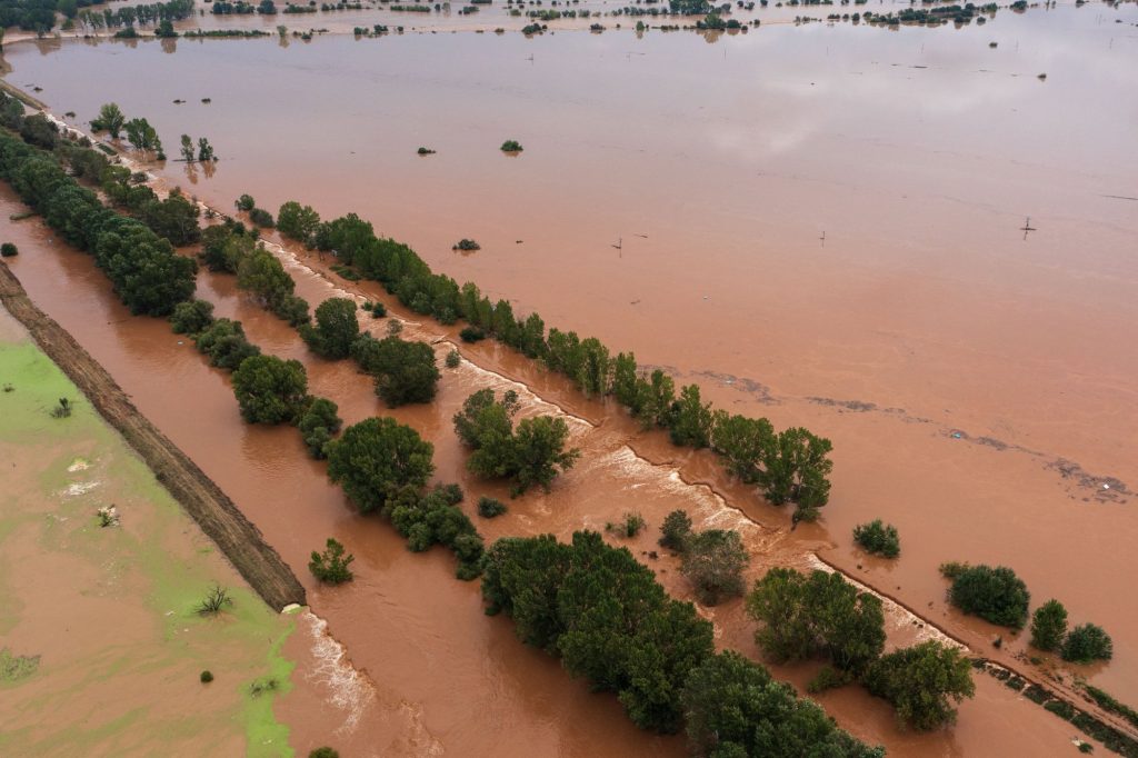 Κακοκαιρία Daniel: Χωρίς νερό και φαγητό οι κάτοικοι στον Βλοχό Καρδίτσας – Ανάμεσά τους και μωρό 27 ημερών