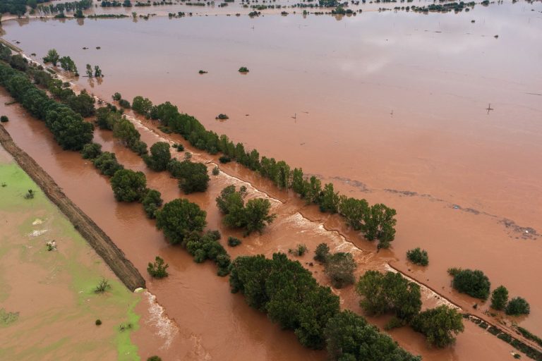 Κακοκαιρία Daniel: Χωρίς νερό και φαγητό οι κάτοικοι στον Βλοχό Καρδίτσας – Ανάμεσά τους και μωρό 27 ημερών