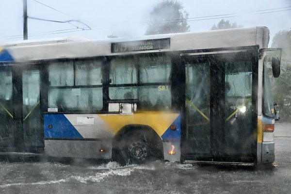 Καιρός: Ισχυρό κύμα κακοκαιρίας από Δευτέρα – Η πιθανότητα σχηματισμού μεσογειακού κυκλώνα