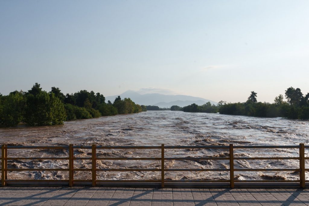 Κακοκαιρία Daniel: O Πηνειός υπερχειλίζει στις χαμηλότερα υψομετρικές περιοχές