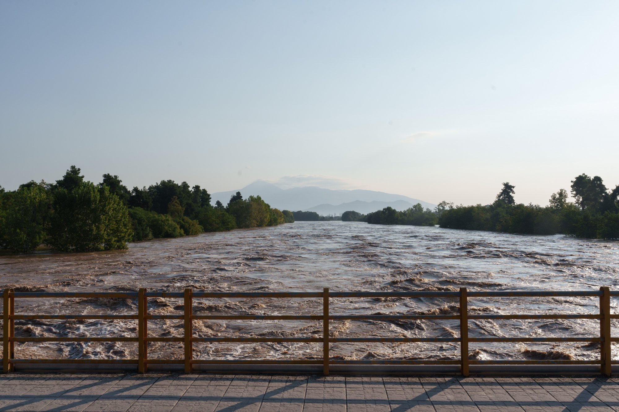Κακοκαιρία Daniel: O Πηνειός υπερχειλίζει στις χαμηλότερα υψομετρικές περιοχές