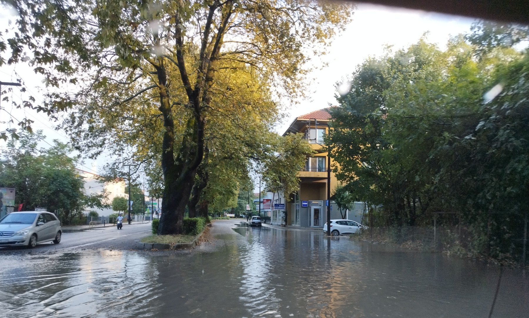 Ιωάννινα: Ξαφνικό μπουρίνι προκάλεσε προβλήματα - Οι δρόμοι μετατράπηκαν σε ποτάμια