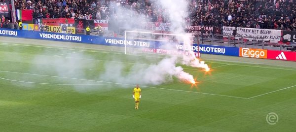 Χαμός με τους οπαδούς του Άγιαξ – Διακοπή στο ντέρμπι με τη Φέγενορντ