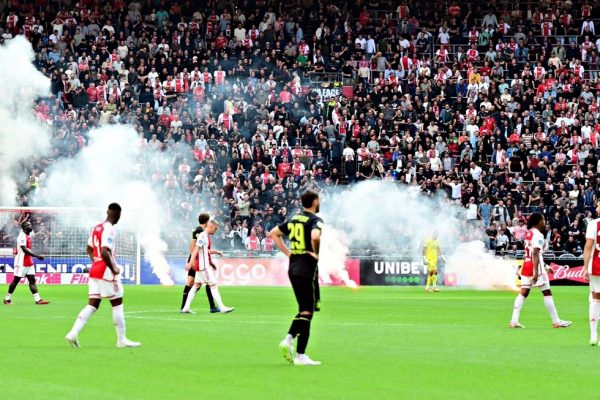 Οριστική διακοπή στο ντέρμπι Άγιαξ – Φέγενορντ λόγω επεισοδίων (vid)