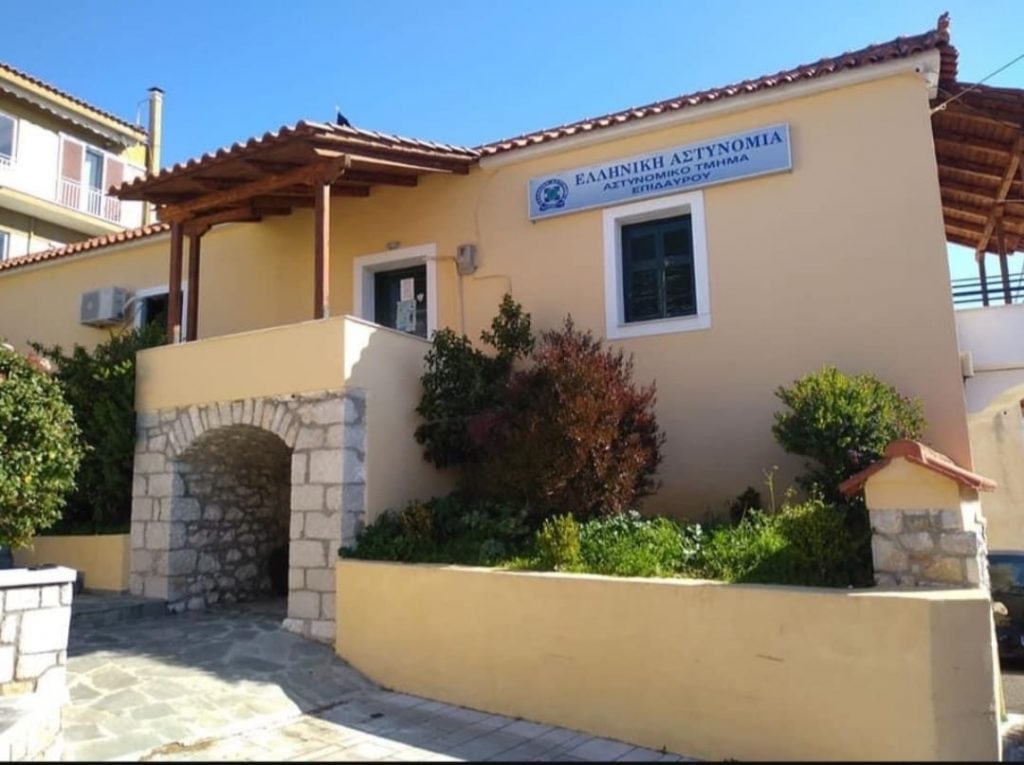 Απίστευτο: Βρισιές με ντουντούκα στις 3.30 τα ξημερώματα στο πατρικό σπίτι Δημάρχου με ανήλικα παιδιά