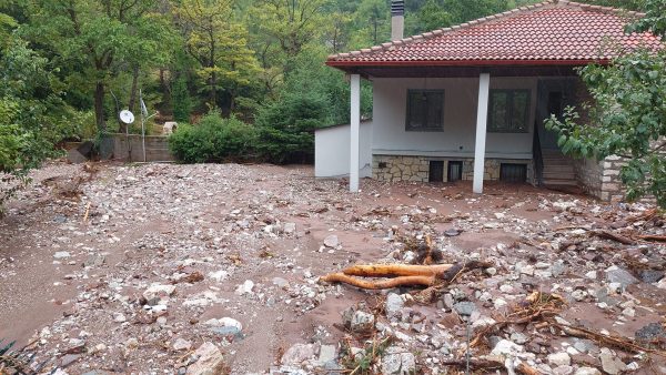 Γέφυρες θαμμένες στη λάσπη, δρόμοι κομμένοι στα δυο και διακοπές ρεύματος συνθέτουν το σκηνικό στην Αργιθέα
