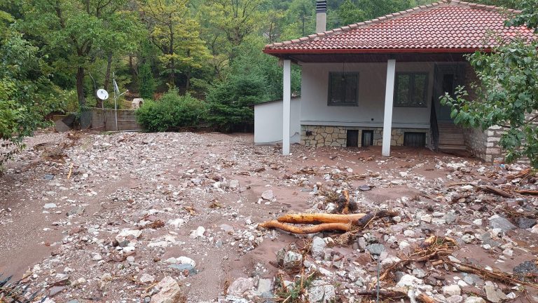 Γέφυρες θαμμένες στη λάσπη, δρόμοι κομμένοι στα δυο και διακοπές ρεύματος συνθέτουν το σκηνικό στην Αργιθέα