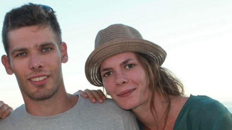 Τραγωδία στη Λιβύη: Η συγκινητική φωτογραφία που αποχαιρετά τους Έλληνες διερμηνείς η αδερφή τους