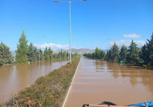 Κακοκαιρία Daniel: Λίμνη για χιλιόμετρα η εθνική οδός μετά τα Τέμπη – Δεν περνάει τίποτα