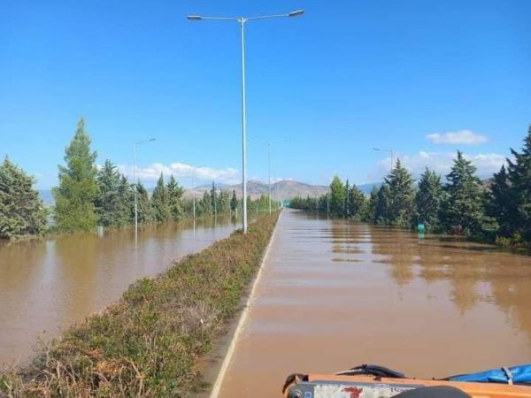 Κακοκαιρία Daniel: Λίμνη για χιλιόμετρα η εθνική οδός μετά τα Τέμπη – Δεν περνάει τίποτα