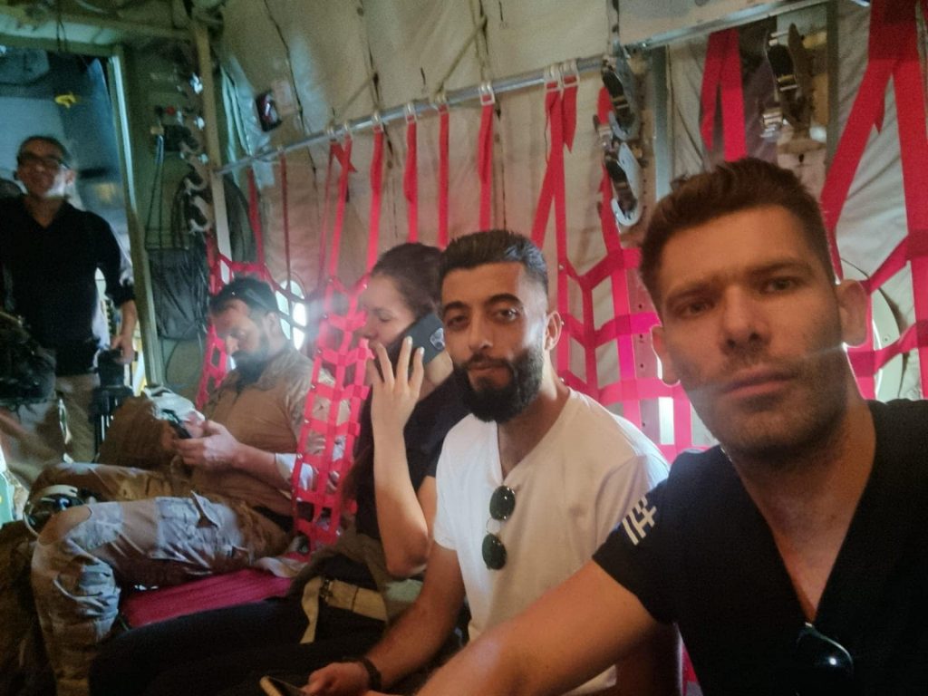 Τραγωδία στη Λιβύη: Φωτογραφίες των δύο διερμηνέων μέσα από το αεροσκάφος της ελληνικής αποστολής