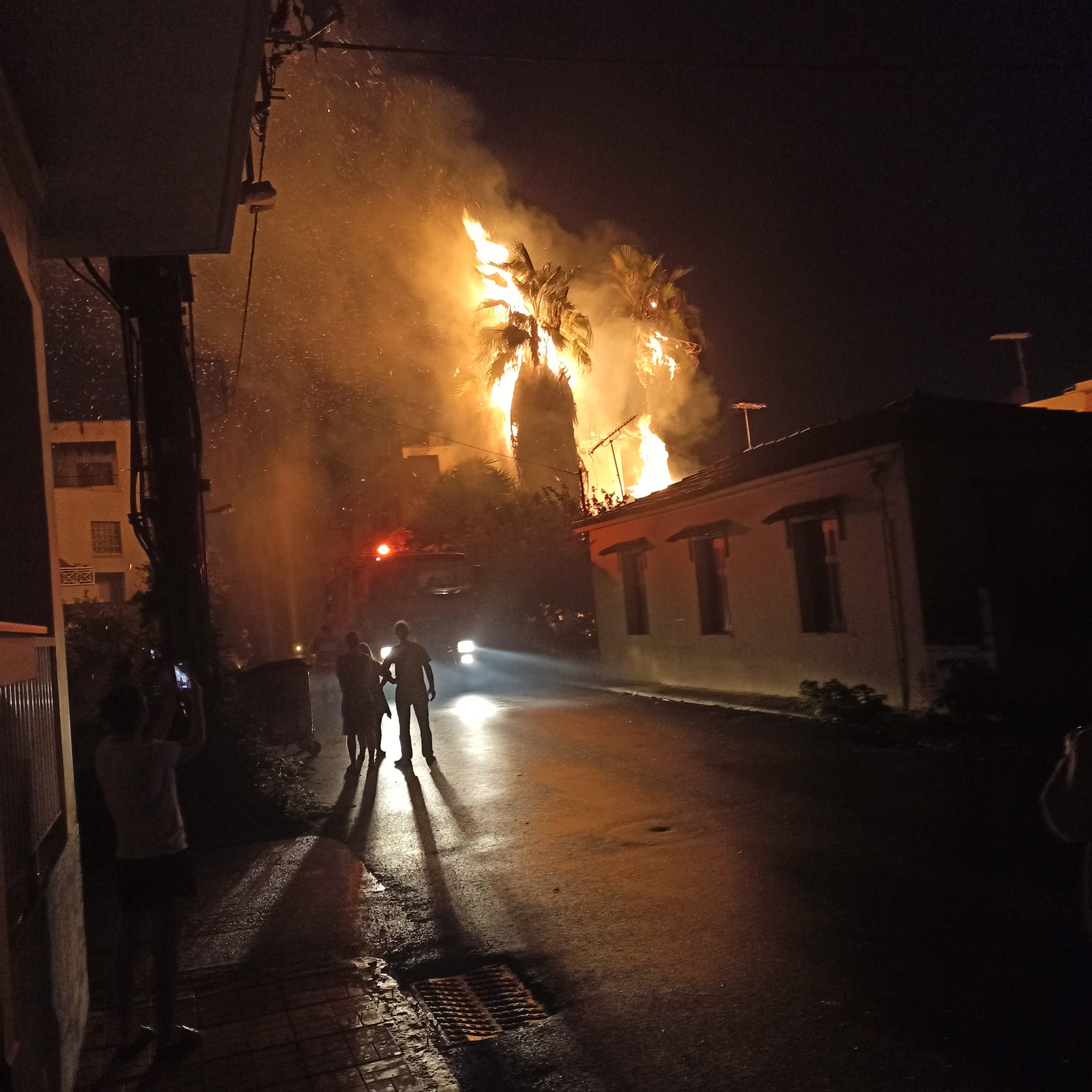 Κακοκαιρία Elias: Φωτιές από κεραυνούς στην Κορινθία - Στις φλόγες φοίνικες στο Κιάτο