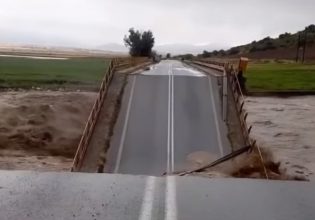 Κακοκαιρία Daniel: Έπεσε γέφυρα στα Φάρσαλα – Αποκομμένη η πόλη