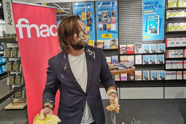 Έριξαν τάρτα στο πρόσωπο επικεφαλής κόμματος – «Κρίμα, έμοιαζε νόστιμη», δήλωσε