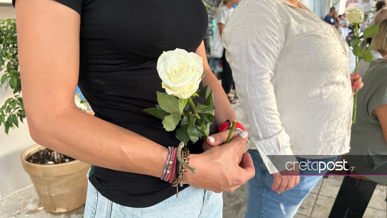 Τραγωδία στον Πειραιά: Με ένα λευκό τριαντάφυλλο στο χέρι αποχαιρέτησαν τον Αντώνη στον Άγιο Νικόλαο