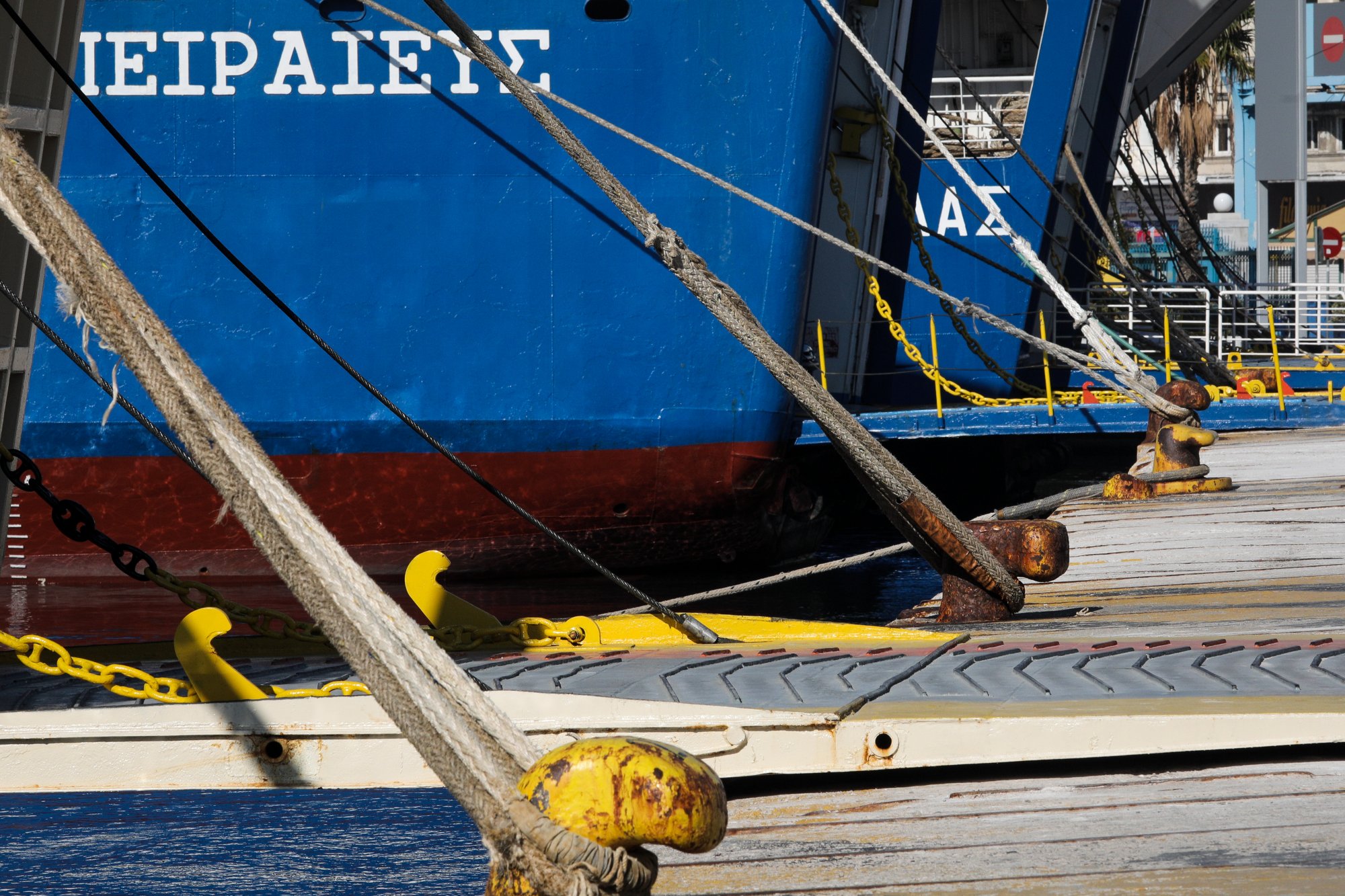 Απεργία ΠΝΟ: Δεμένα τα πλοία στα λιμάνια μέχρι τα μεσάνυχτα