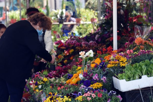 Αυξήσεις σοκ στις λαϊκές αγορές: Για αισχροκέρδεια μιλούν οι καταναλωτές, για ανατιμήσεις το υπουργείο