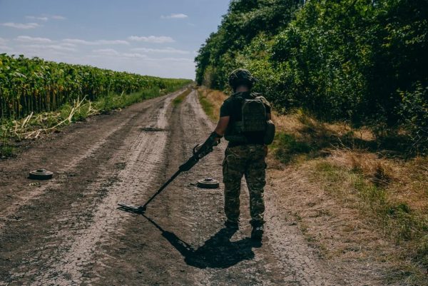 Ουκρανία: Αποστολή σε έναν «ωκεανό» από νάρκες – Εκεί που ένα βήμα μπορεί να είναι και το τελευταίο