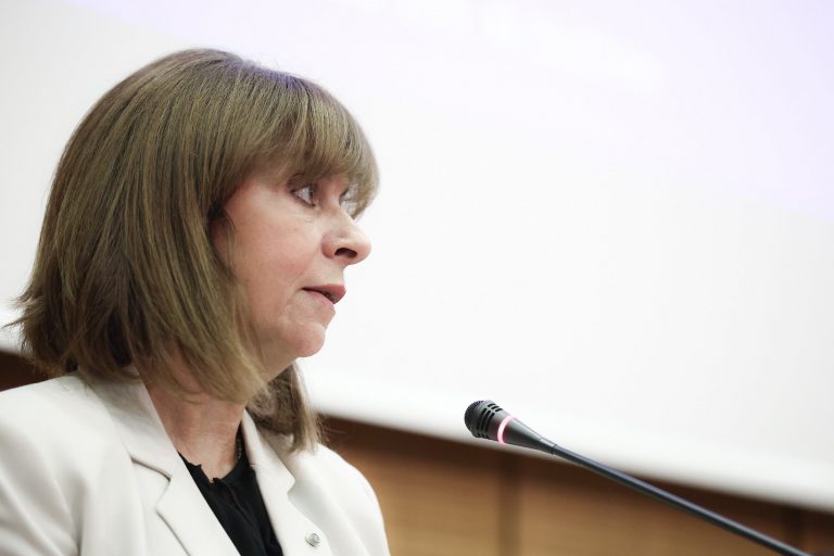 Σακελλαροπούλου: «Τα συλλυπητήρια μου προς τις οικογένειές των μελών της αποστολής στη Λιβύη»