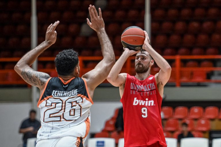 Ολυμπιακός: Τραυματίστηκαν Πίτερς και Πάπας, διεκόπη το φιλικό με τον Προμηθέα