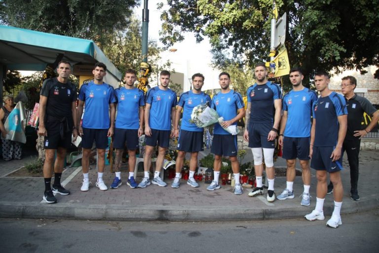 Πογέτ και αντιπροσωπεία διεθνών κατέθεσαν λουλούδια στο σημείο της δολοφονίας του Μιχάλη