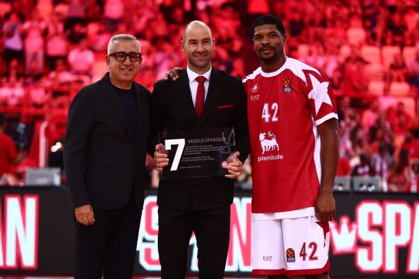 Χάινς και Σταυρόπουλος βράβευσαν τον Σπανούλη (vid)