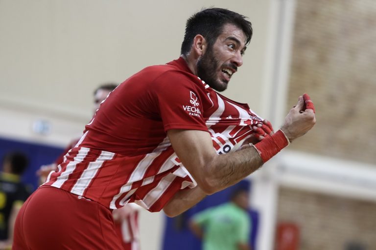 Ποδαρικό με κούπα για τον Θρύλο: «Ξέρανε» την ΑΕΚ με buzzer-beater (26-25)