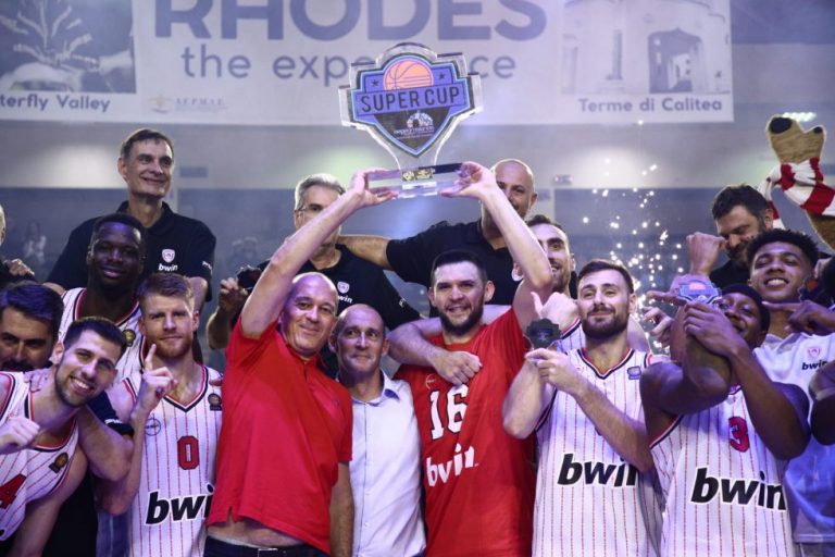 Η απονομή του Κυπέλλου στον Ολυμπιακό και η κίνηση του Παπανικολάου (vids, pics)