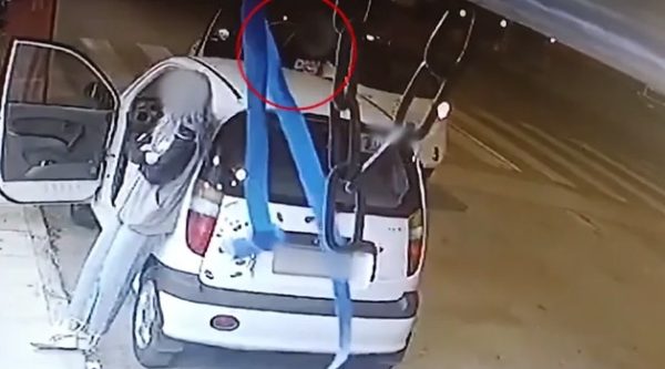 Της έκλεψε την τσάντα και της πάτησε τον αστράγαλο με το αυτοκίνητο