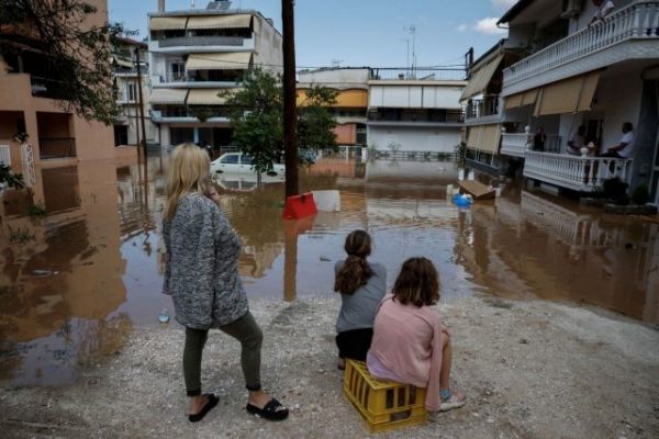 Κακοκαιρία Daniel: Διαμαρτυρία Θεσσαλών συγγενών εγκλωβισμένων στο Σύνταγμα το Σάββατο