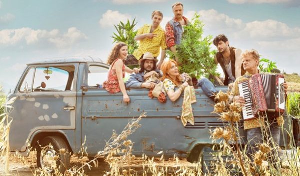 «Η μαριχουάνα της μαμάς είναι η καλύτερη»: Η ανατρεπτική κωμωδία του Ντάριο Φο στο Θέατρο ΗΒΗ