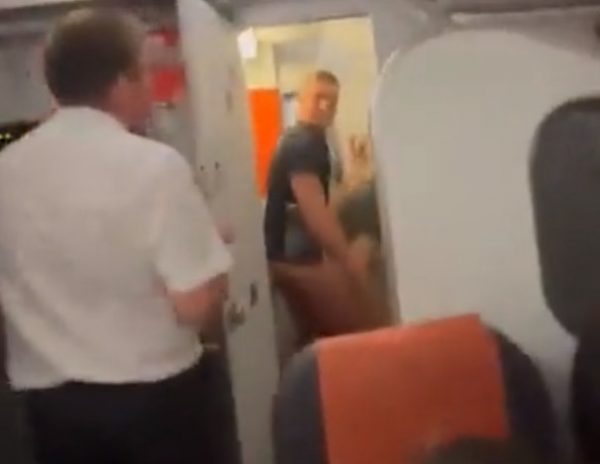Γιόρταζε τα γενέθλιά του ο 23χρονος που πιάστηκε να κάνει σεξ σε τουαλέτα αεροπλάνου – Τι απαντά η μητέρα του