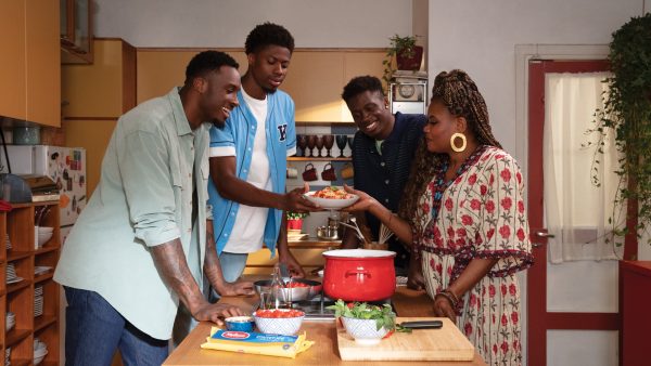 Η ζωή είναι ένα μοίρασμα αγάπης και έχει γεύση λαχταριστής μακαρονάδας