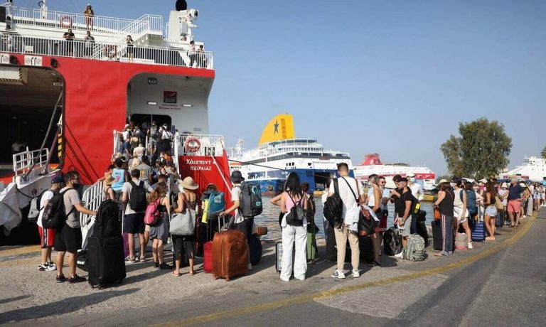 Ακτοπλοΐα: Η Αθήνα μετακόμισε στα νησιά – Ρεκόρ επιβατών στα λιμάνια [πίνακες]