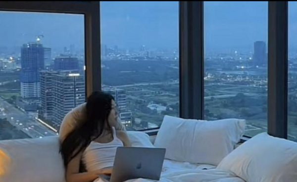 Το «γυάλινο» υπνοδωμάτιο μιας κοπέλας που έκλεψε την καρδιά του TikTok