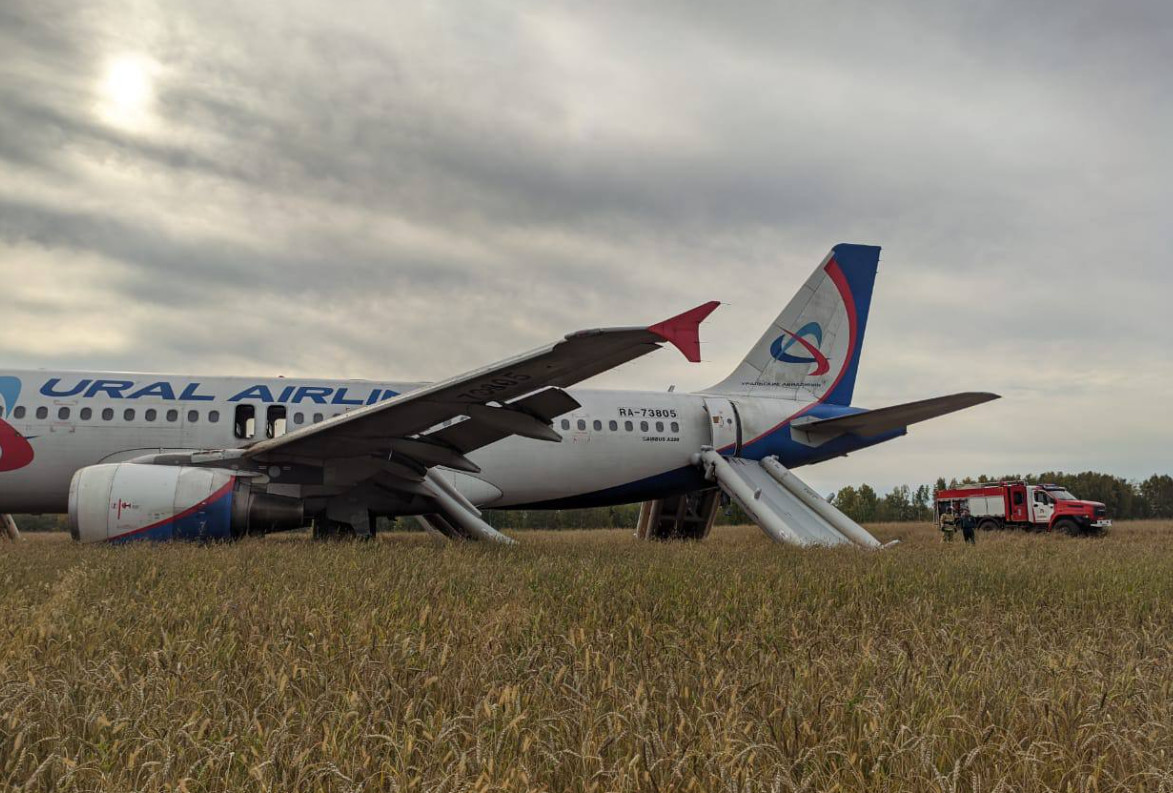 Ρωσία: Τρόμος για 159 επιβαίνοντες - Αναγκαστική προσγείωση αεροσκάφους σε χωράφι