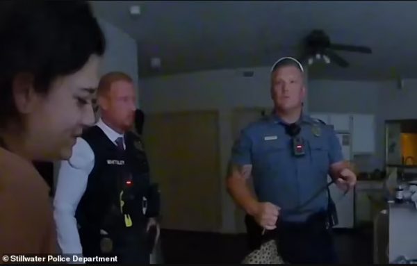 Σεξουαλική κακοποίηση: Αστυνομικοί συλλαμβάνουν 19χρονη που κακοποιούσε την τρίχρονη κόρη του συντρόφου της