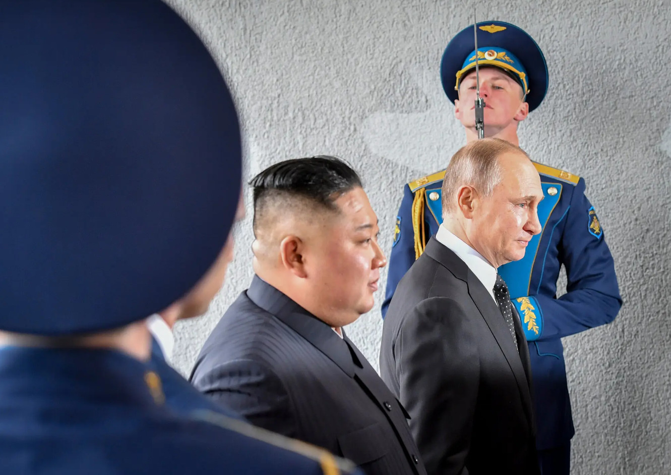 Φίλοι από ανάγκη ο Βλαντιμίρ Πούτιν και ο Κιμ Γιονγκ Ουν «απειλούν» τη Δύση - Τι θα συζητήσουν