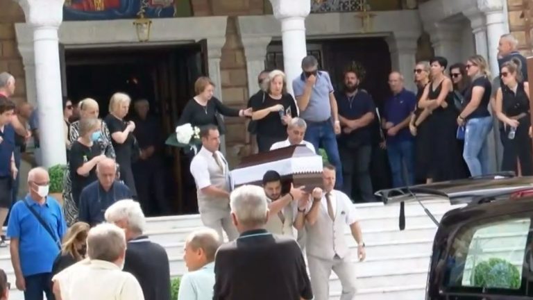 Γυναικοκτονία στη Θεσσαλονίκη: «Αμηχανία» στην κηδεία του αστυνομικού – «Γιατί το έκανες αγόρι μου;»