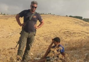 Έποικος στο Ισραήλ: Εξοργιστικό βίντεο δείχνει οπλισμένο άνδρα να τραμπουκίζει μικρό Παλαιστίνιο – Είχε μιλήσει στο βρετανικό Κοινοβούλιο