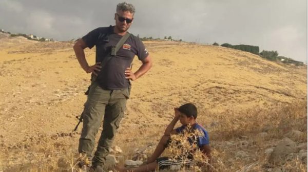 Έποικος στο Ισραήλ: Εξοργιστικό βίντεο δείχνει οπλισμένο άνδρα να τραμπουκίζει μικρό Παλαιστίνιο – Είχε μιλήσει στο βρετανικό Κοινοβούλιο