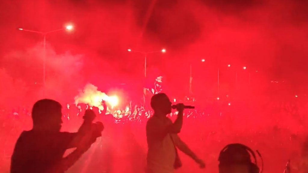 Ο ΛΕΞ έβαλε «φωτιά» στη συναυλία για τον Παύλο – Η στιγμή που ράπαρε για τον «αθάνατο» μπροστά στη Μάγδα Φύσσα