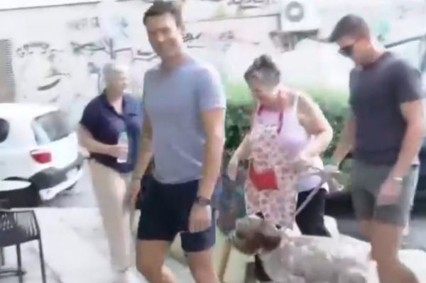 Στέφανος Κασσελάκης: Με βερμούδα σε χαλαρή βόλτα για καφέ μετά την επικράτηση στις εκλογές ΣΥΡΙΖΑ