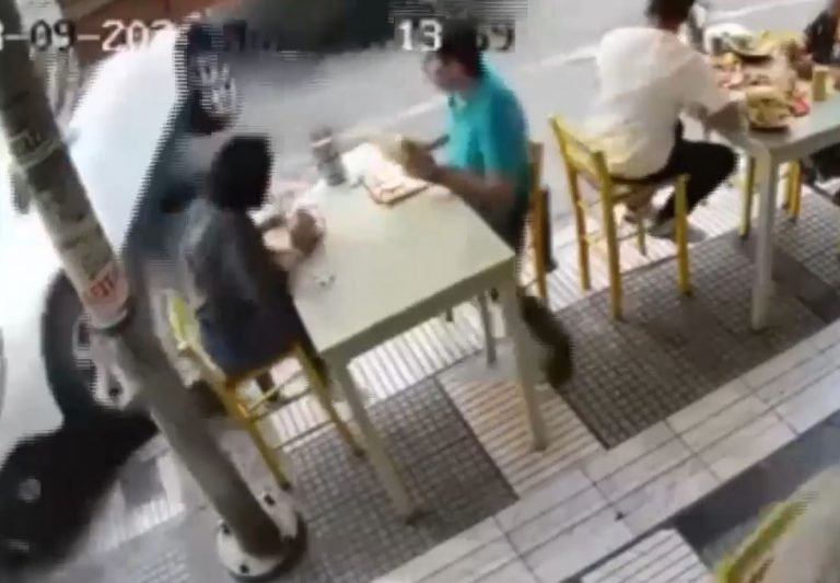 Θεσσαλονίκη: Αυτοκίνητο παραλίγο να πέσει πάνω σε θαμώνες ψητοπωλείου