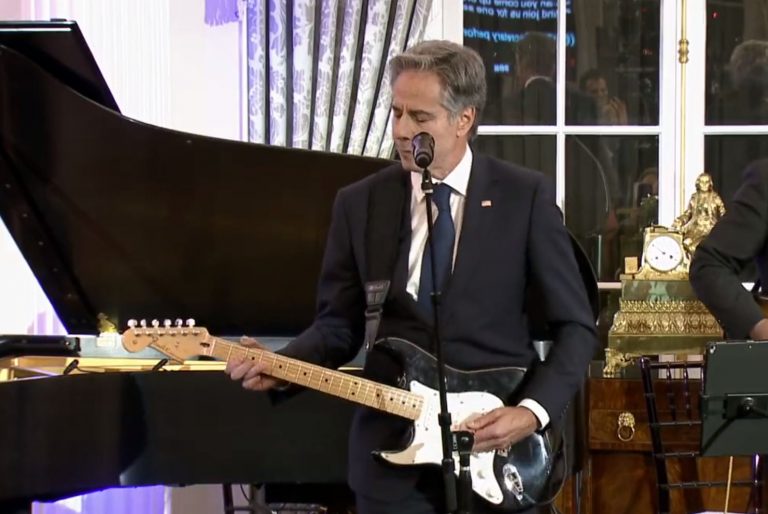 Ο Μπλίνκεν πήρε την κιθάρα του και τραγούδησε: «Hoochie Coochie Man»